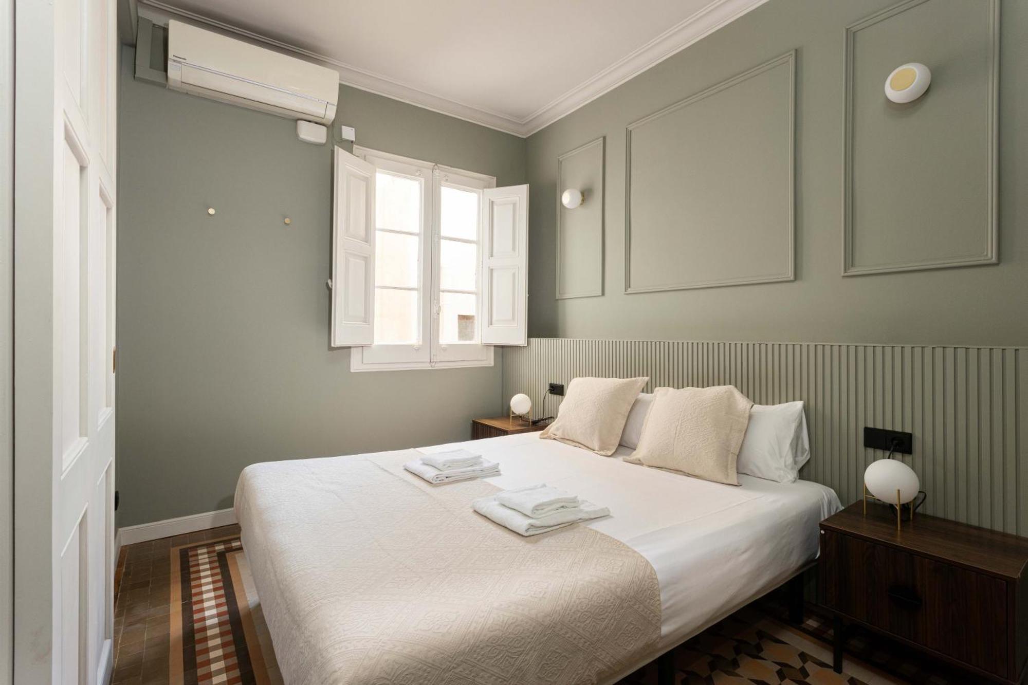 Spacious Stylish 4-bedroom Modernist Barcelona