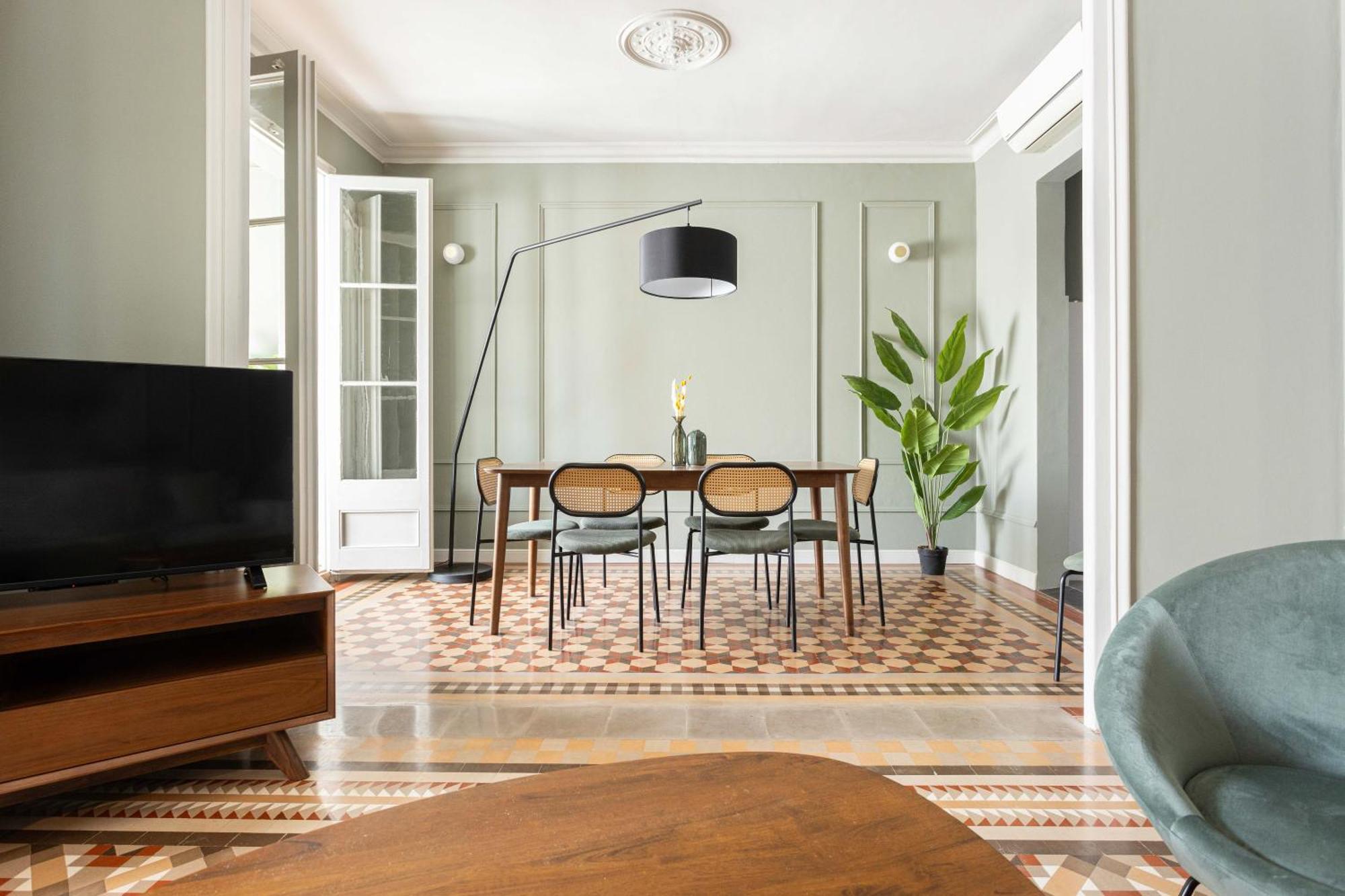 Spacious Stylish 4-bedroom Modernist Barcelona