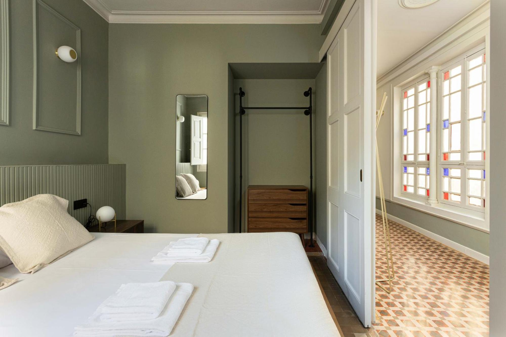 Spacious Stylish 4-bedroom Modernist