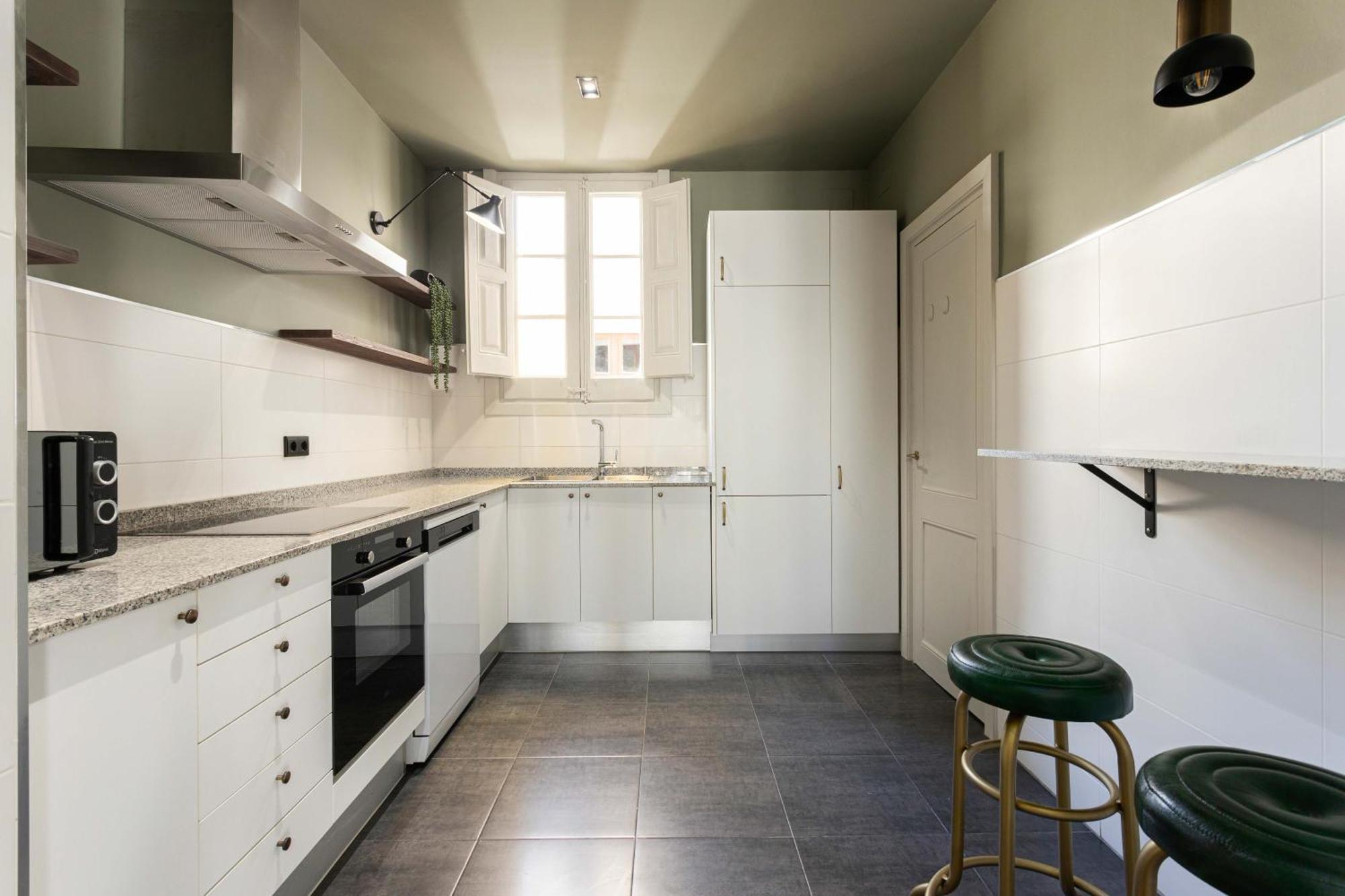 Spacious Stylish 4-bedroom Modernist Appartement *