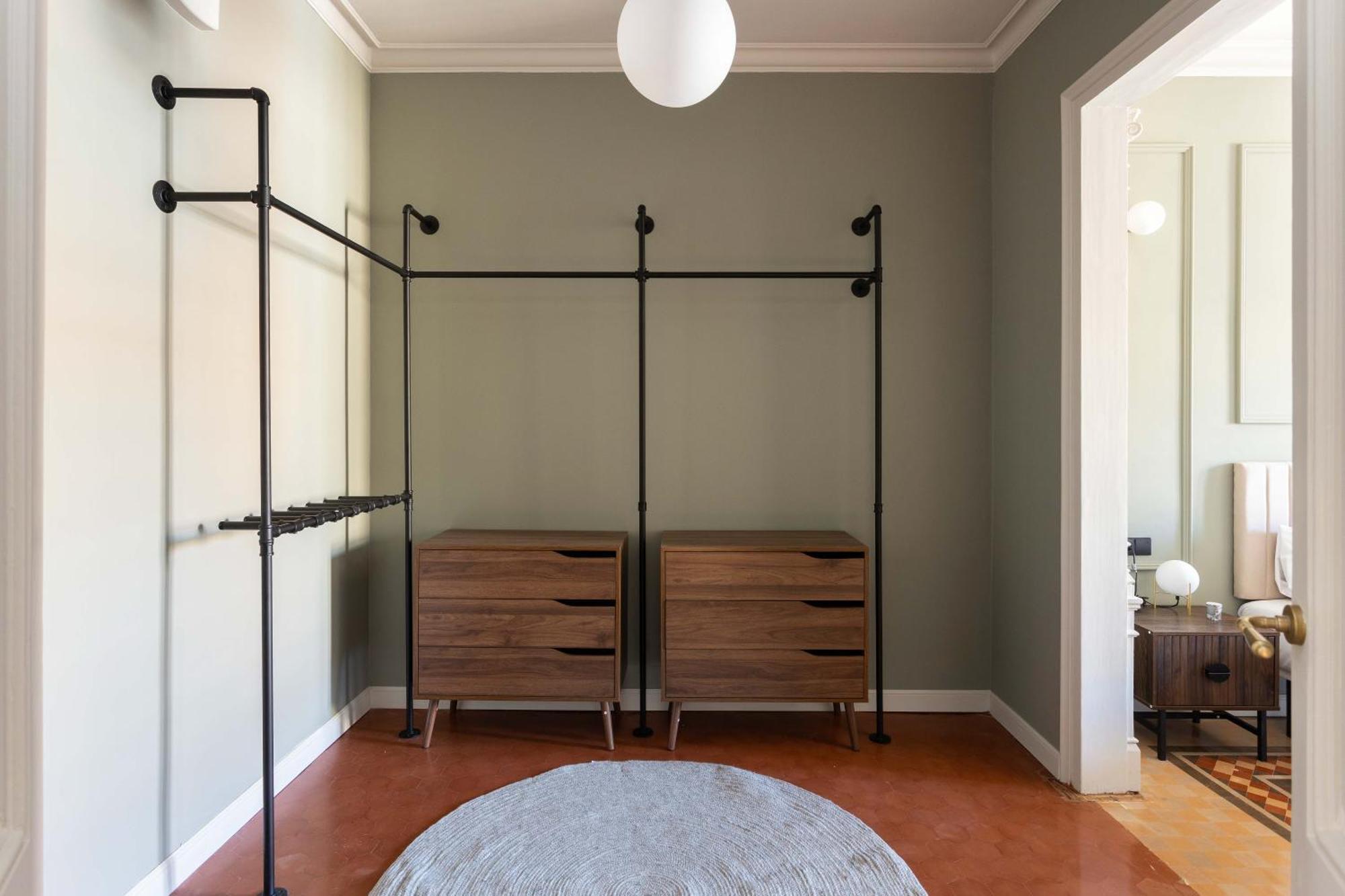 Spacious Stylish 4-bedroom Modernist Appartement