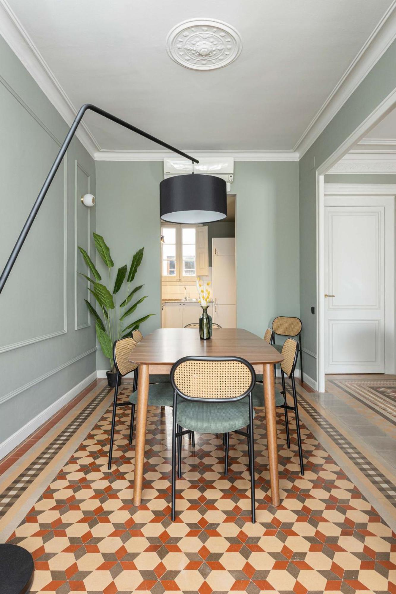 Spacious Stylish 4-bedroom Modernist Appartement *
