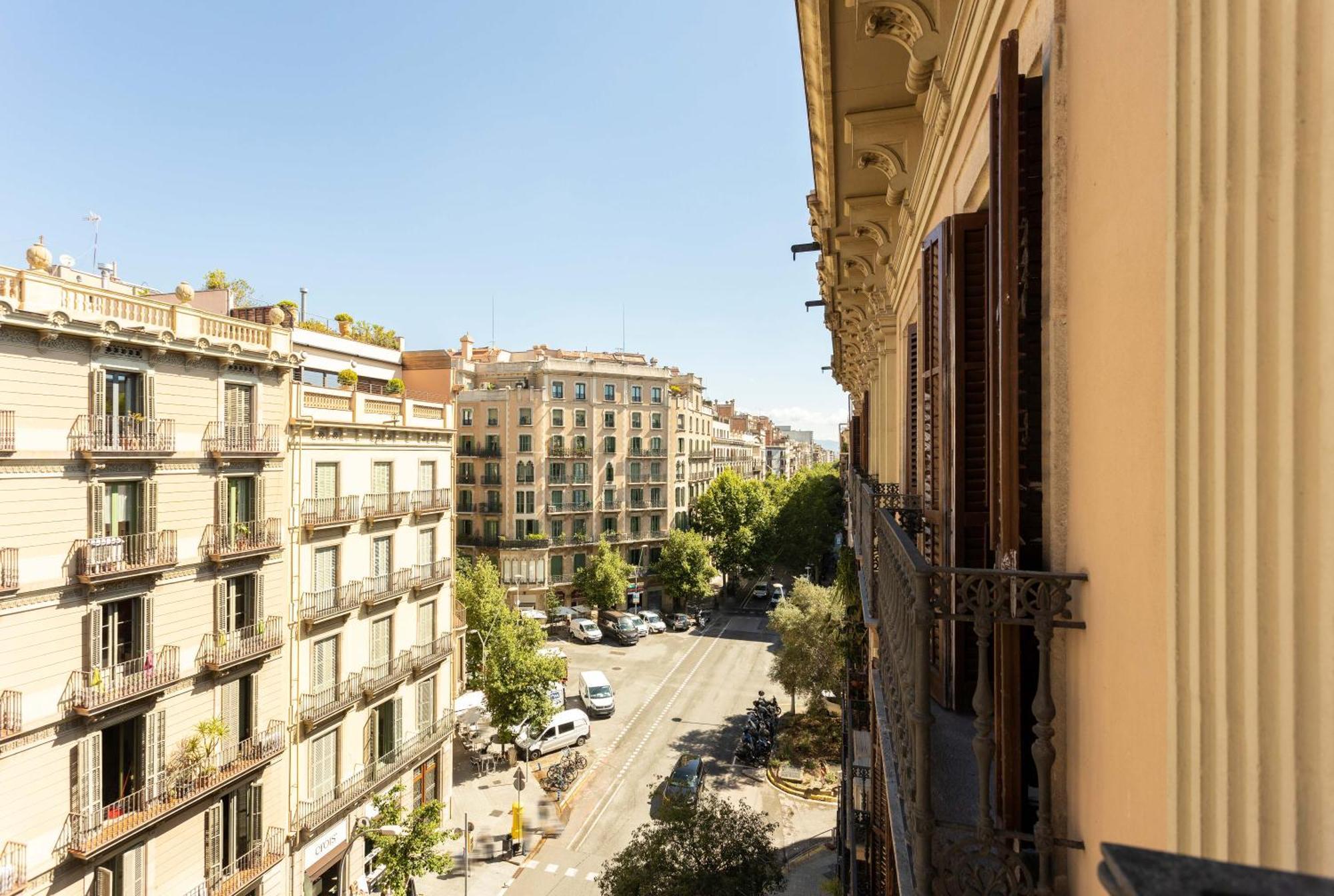 Spacious Stylish 4-bedroom Modernist Barcelone