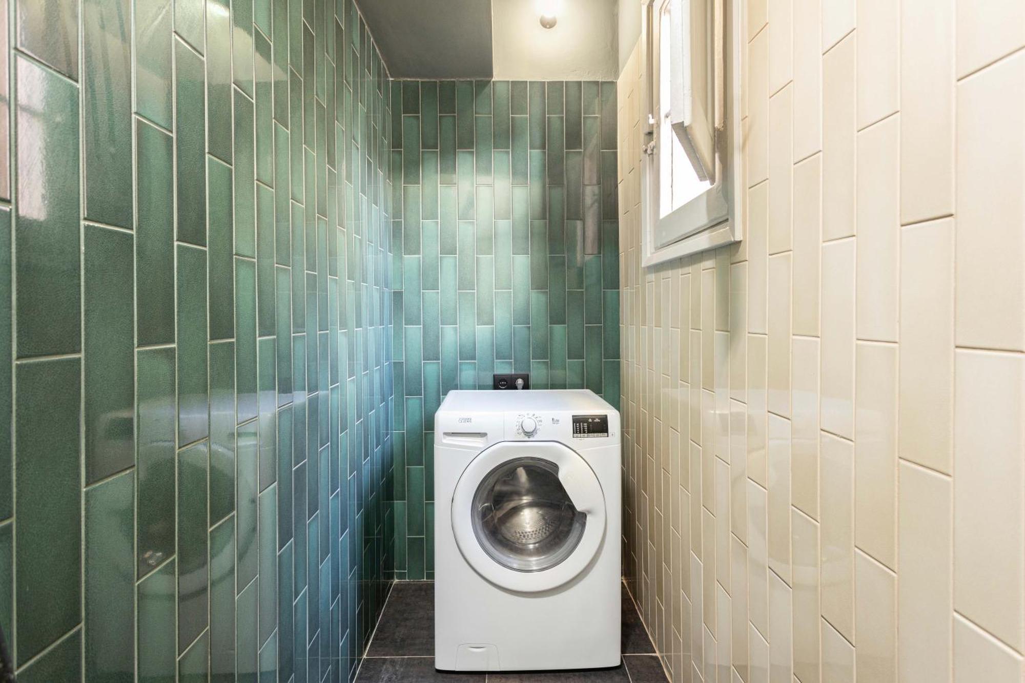 Spacious Stylish 4-bedroom Modernist